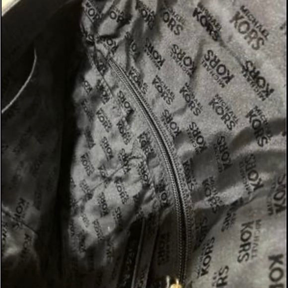 Beautiful Michael Kors bag 12.5”wide 9” tall good condition! - Picture 6 of 11